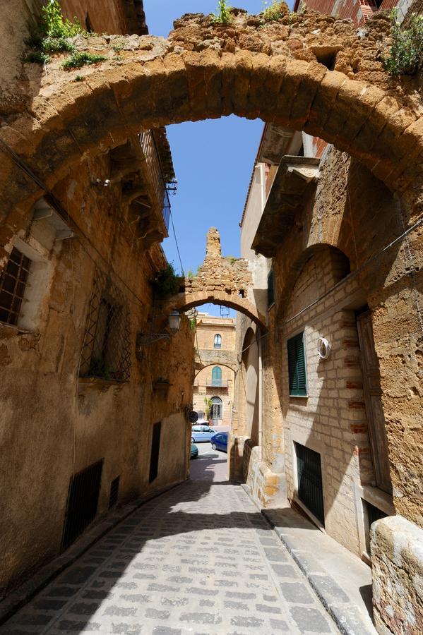 Il Cortile Del Marchese Beccadelli Bed & Breakfast Sambuca di Sicilia Bagian luar foto